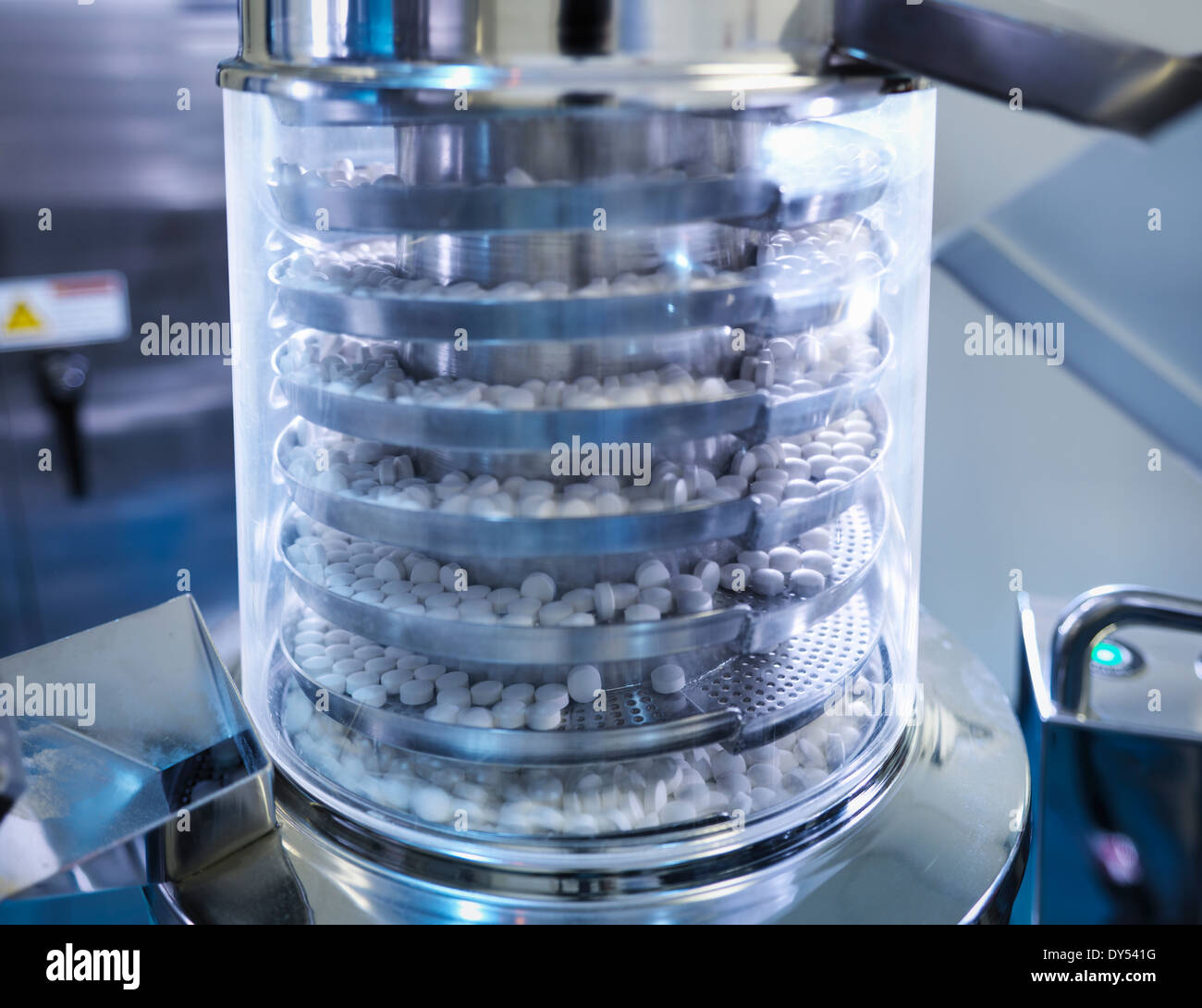 Nahaufnahme von Tabletten in Tablet Pressmaschine in pharmazeutische Fabrik Stockfoto