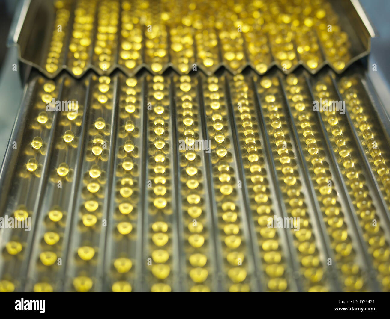 Reihen von Vitaminkapseln in pharmazeutische Fabrik Stockfoto