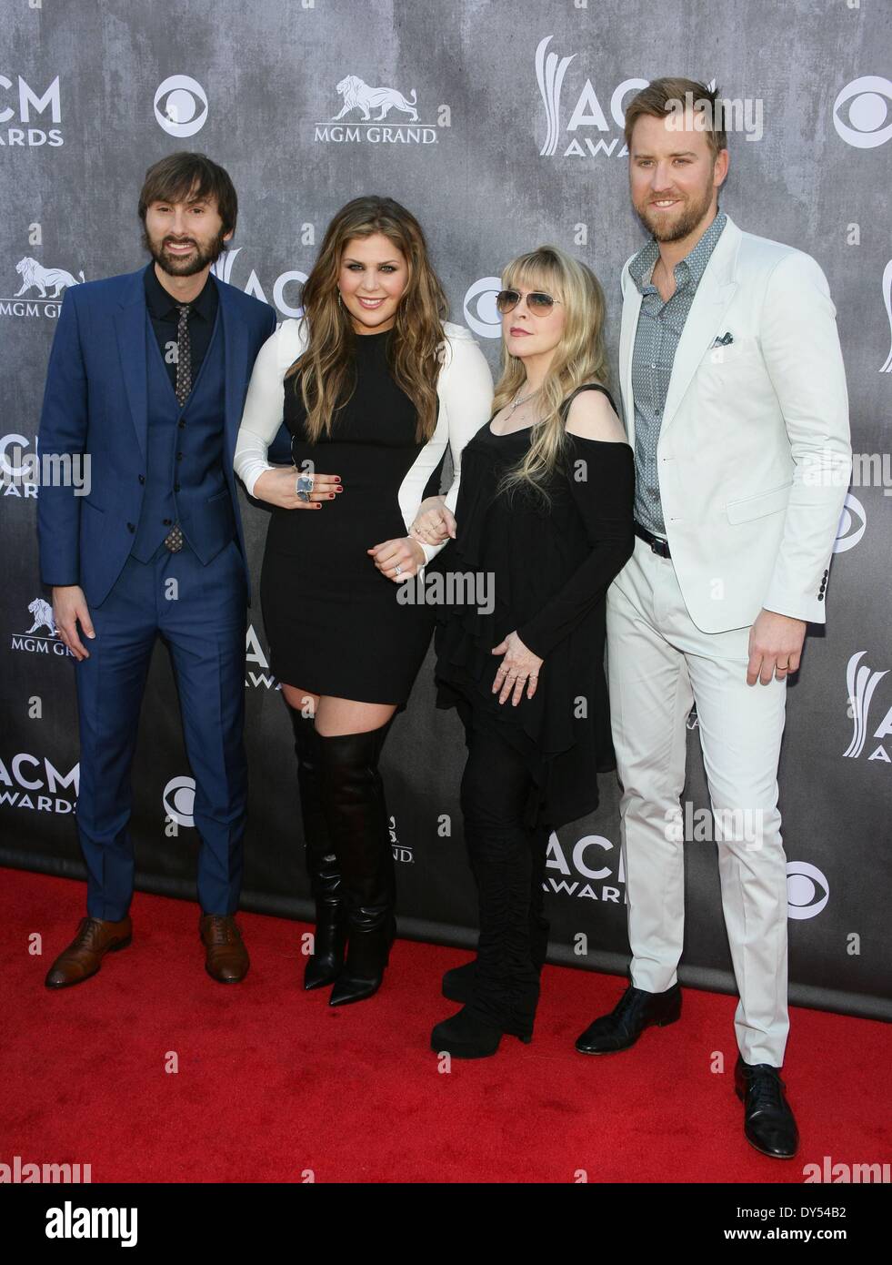 Las Vegas, NV, USA. 6. April 2014. Dave Haywood, Hillary Scott, Stevie Nicks, Charles Kelley, Lady Antebellum im Ankunftsbereich für 49th Annual Academy of Country Music (ACM) Awards 2014 - Ankünfte 3, MGM Grand Garden Arena, Las Vegas, NV 6. April 2014. Bildnachweis: James Atoa/Everett Collection/Alamy Live-Nachrichten Stockfoto