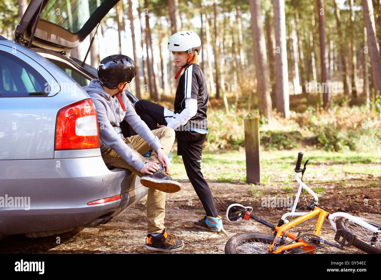 Zwillingsbrüder BMX Fahrrad im Wald wird vorbereitet Stockfoto