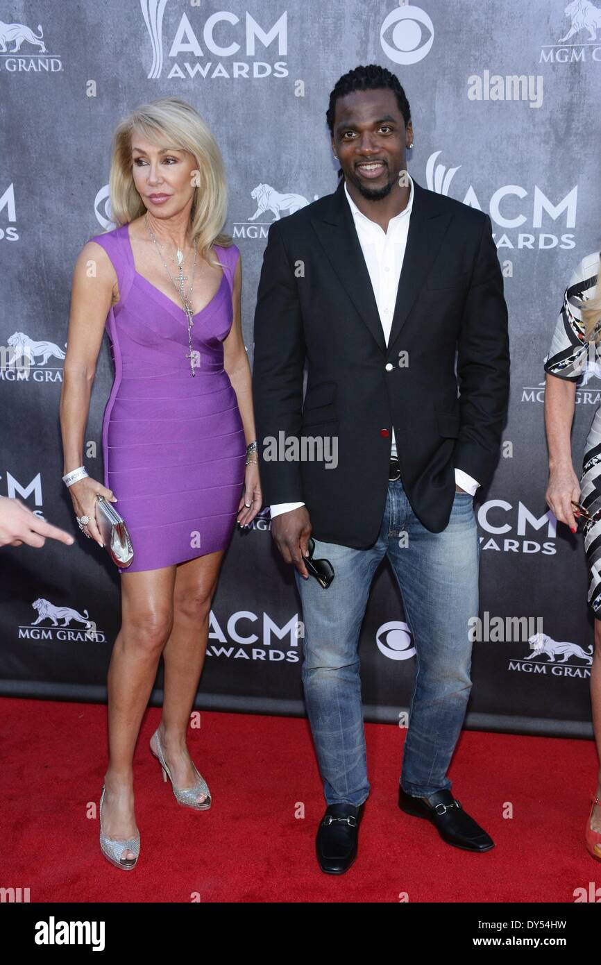 Las Vegas, NV, USA. 6. April 2014. Linda Thompson, Donte Stallworth im Ankunftsbereich für 49th Annual Academy of Country Music (ACM) Awards 2014 - Ankünfte 3, MGM Grand Garden Arena, Las Vegas, NV 6. April 2014. Bildnachweis: James Atoa/Everett Collection/Alamy Live-Nachrichten Stockfoto