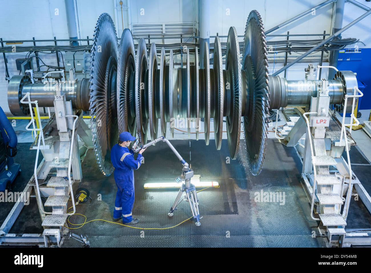 Techniker messen Niederdruck Dampfturbine Teile in Reparaturen Stockfoto