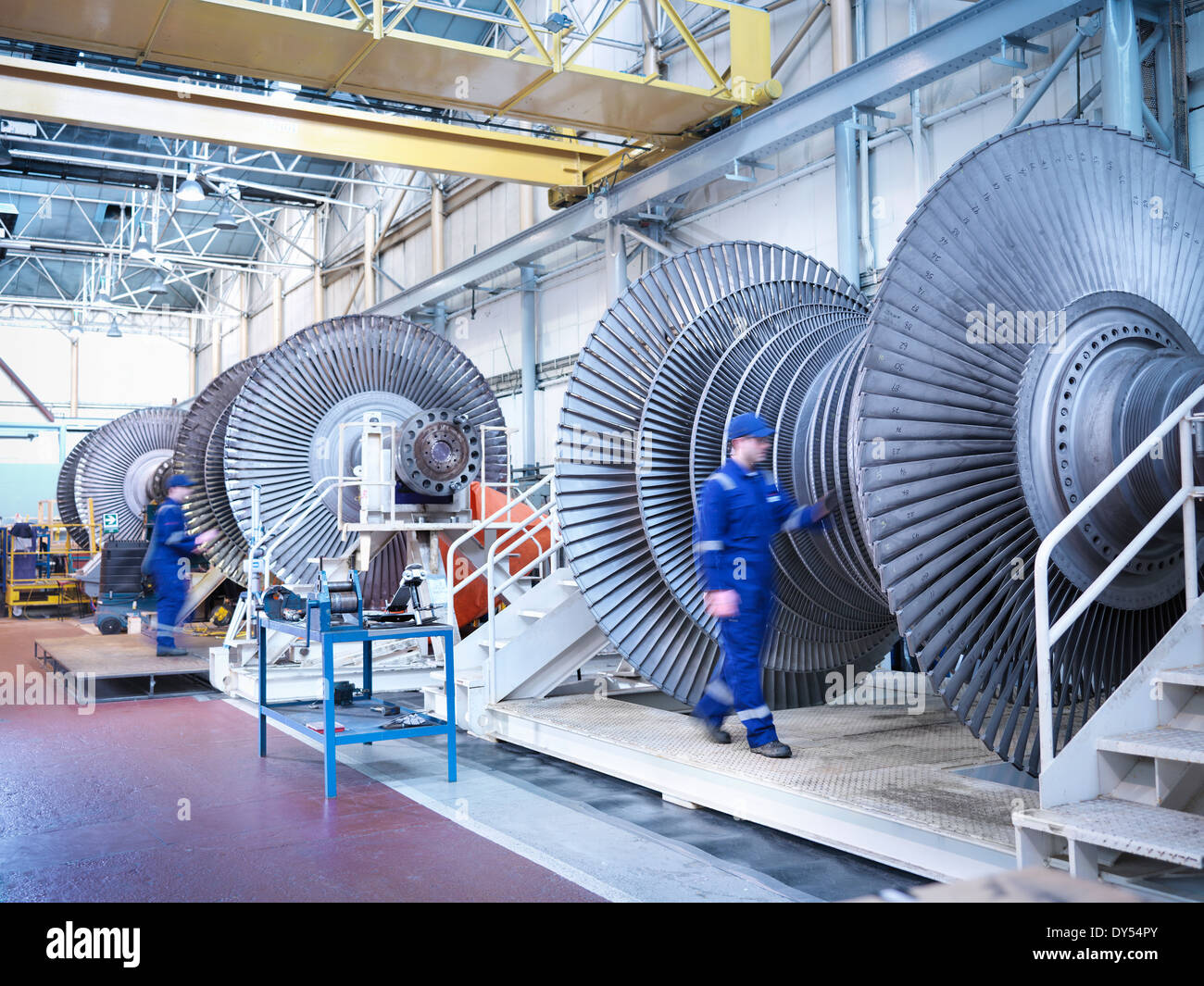 Ingenieure mit Niederdruck-Dampf-Turbinen in Buchten in Werkstatt reparieren Stockfoto