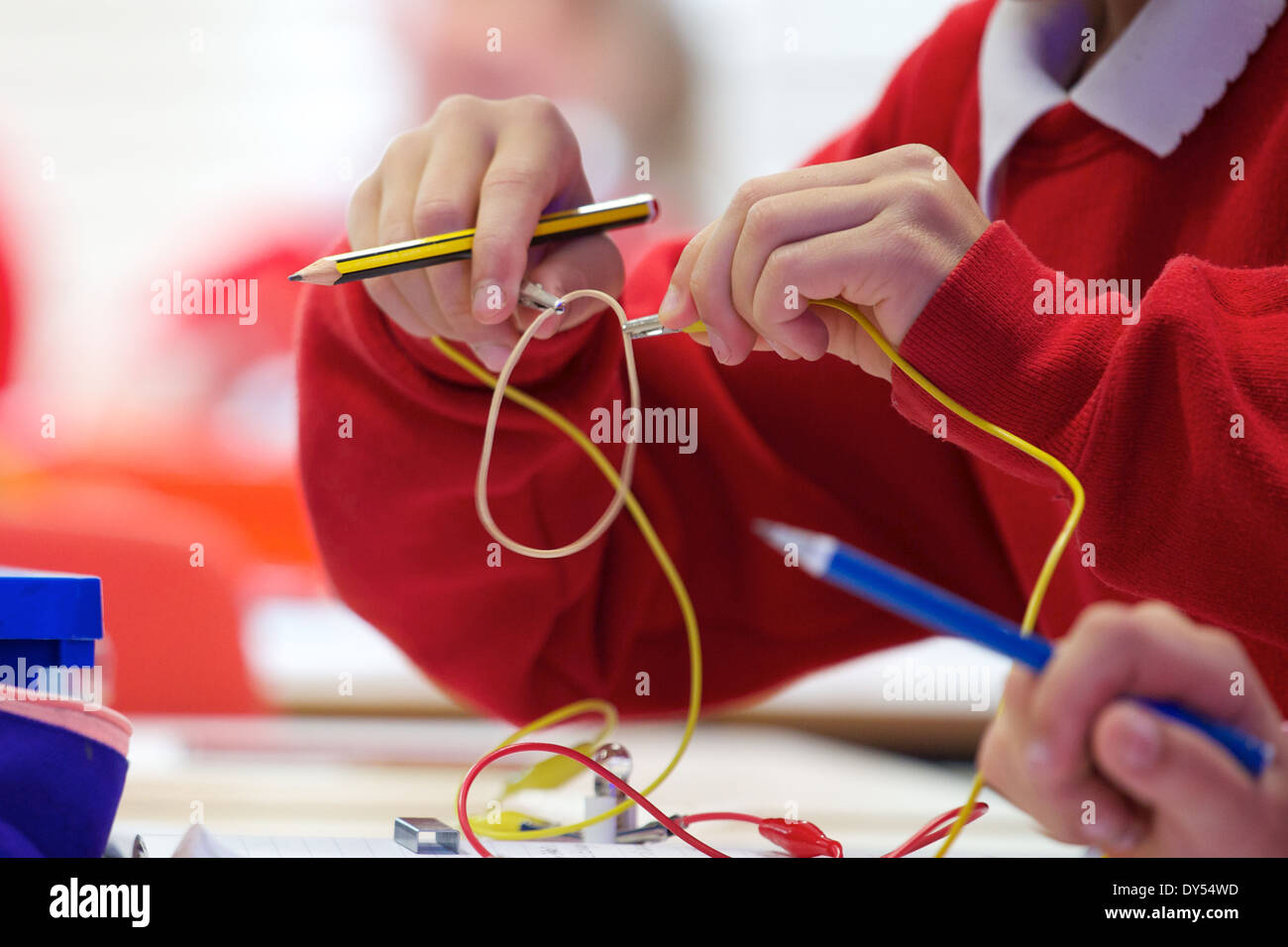 Kinder in der Grundschule Wissenschaft UK experimentieren mit elektrischen Schaltungen Stockfoto