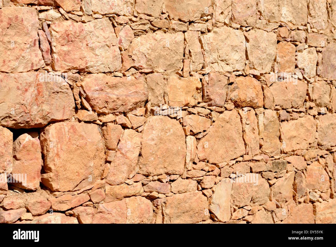 Trockenmauer, mit kleinen Steinen füllen zwischen den größeren gebaut. Marokko Stockfoto