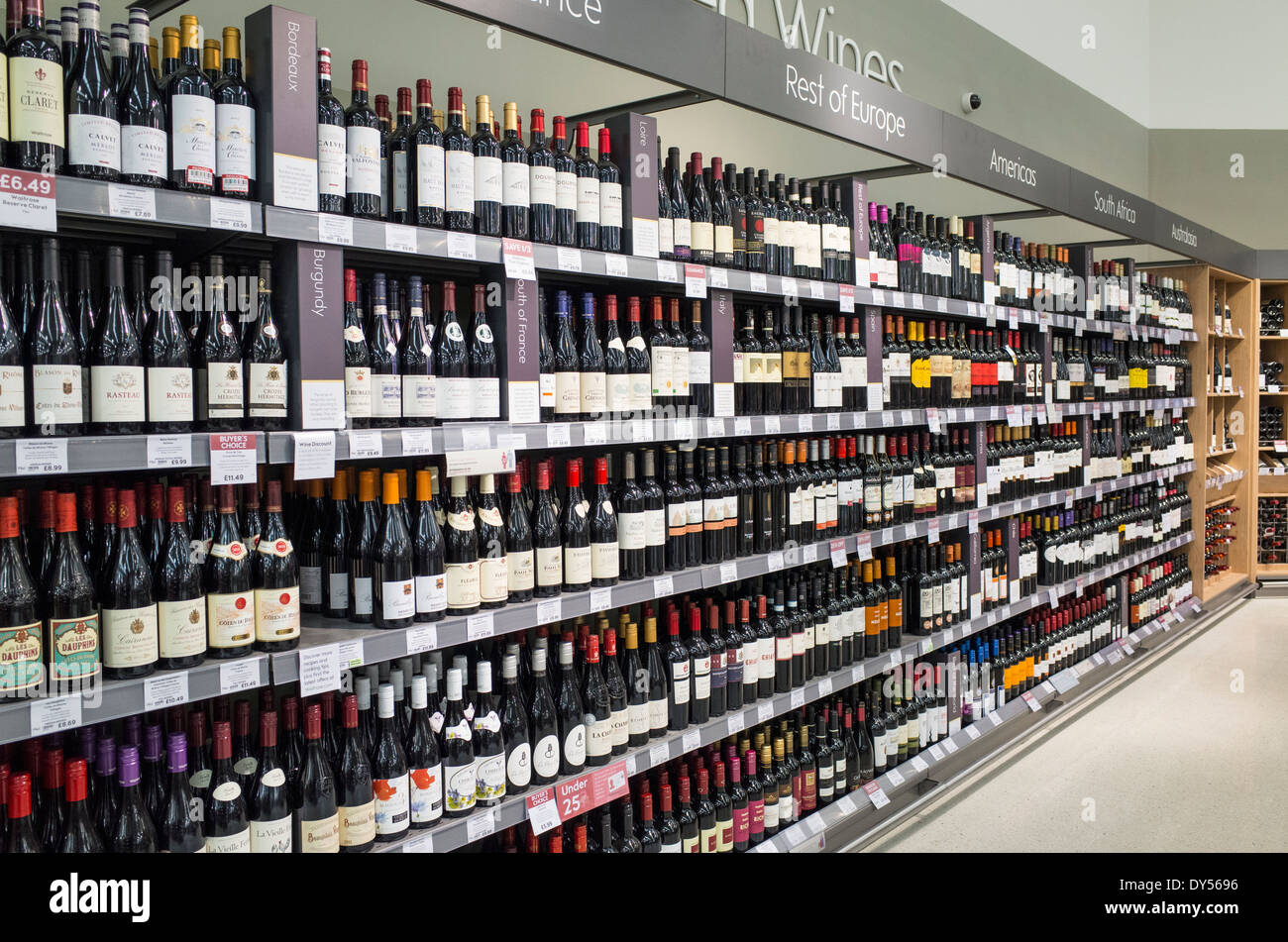 Flaschen Wein im Supermarktregal Stockfoto