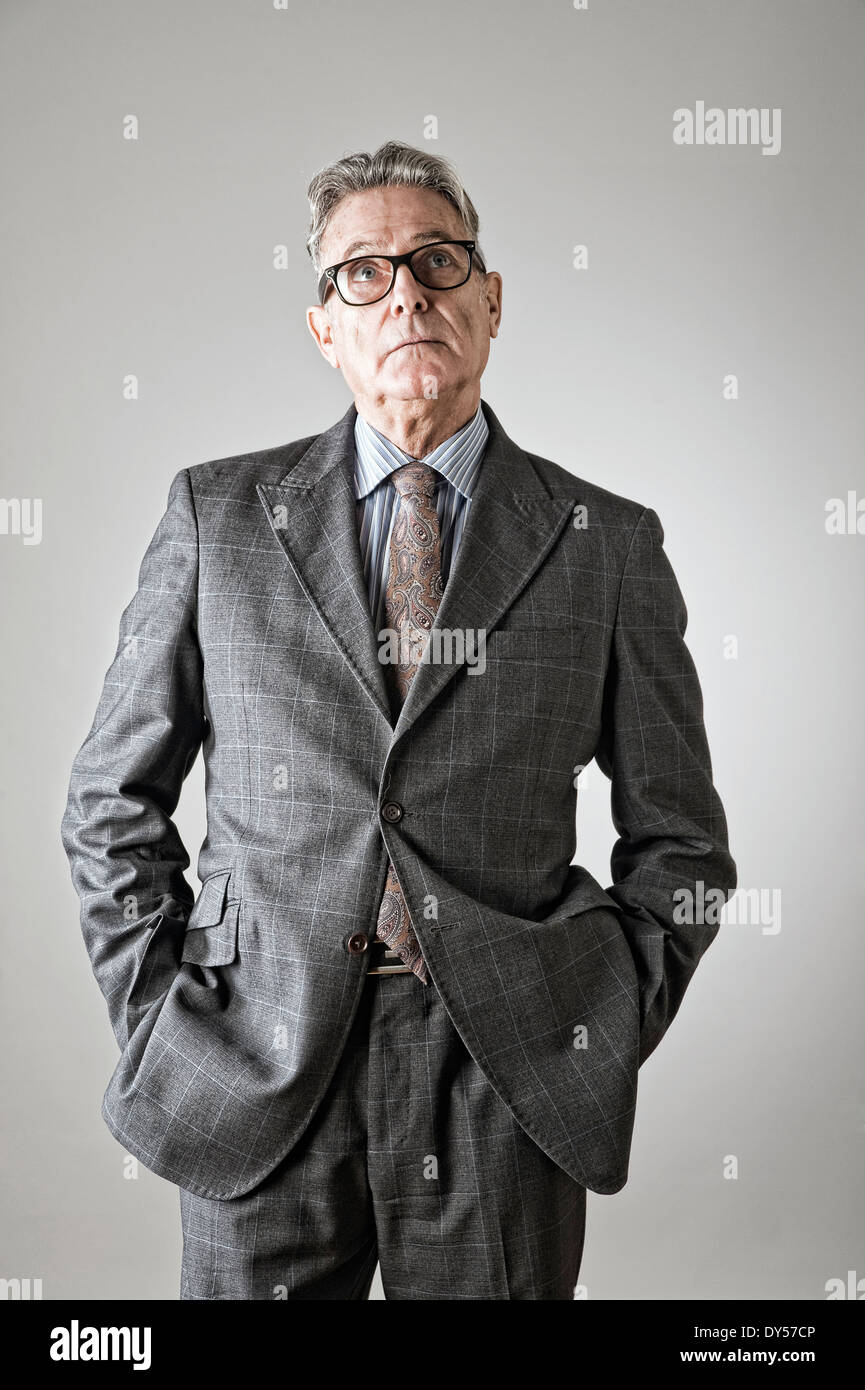 Ältere Mann mit Händen in den Taschen, nachschlagen Stockfoto