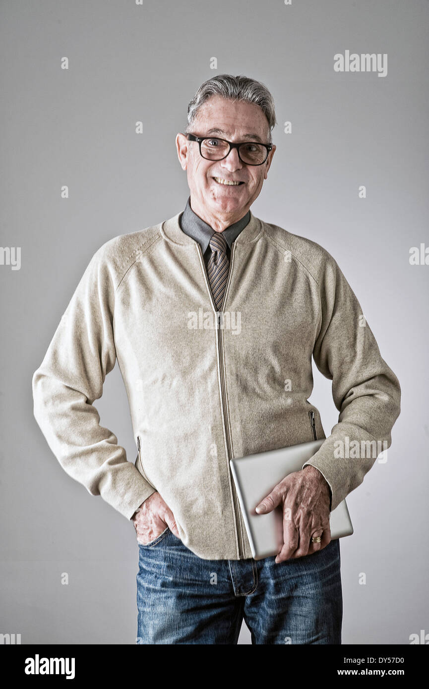 Porträt des älteren Mannes, hand Tasche, Tasche halten Stockfoto