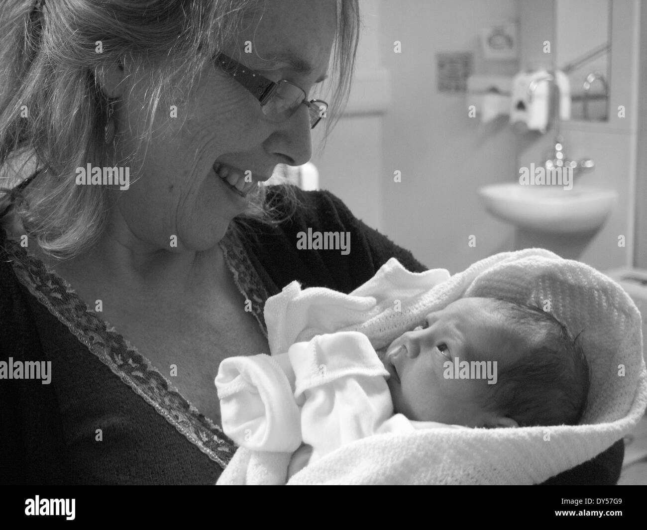 Schwarz / weiß Aufnahme eine Großmutter hält ihr neugeborenes Baby Enkelin Stockfoto