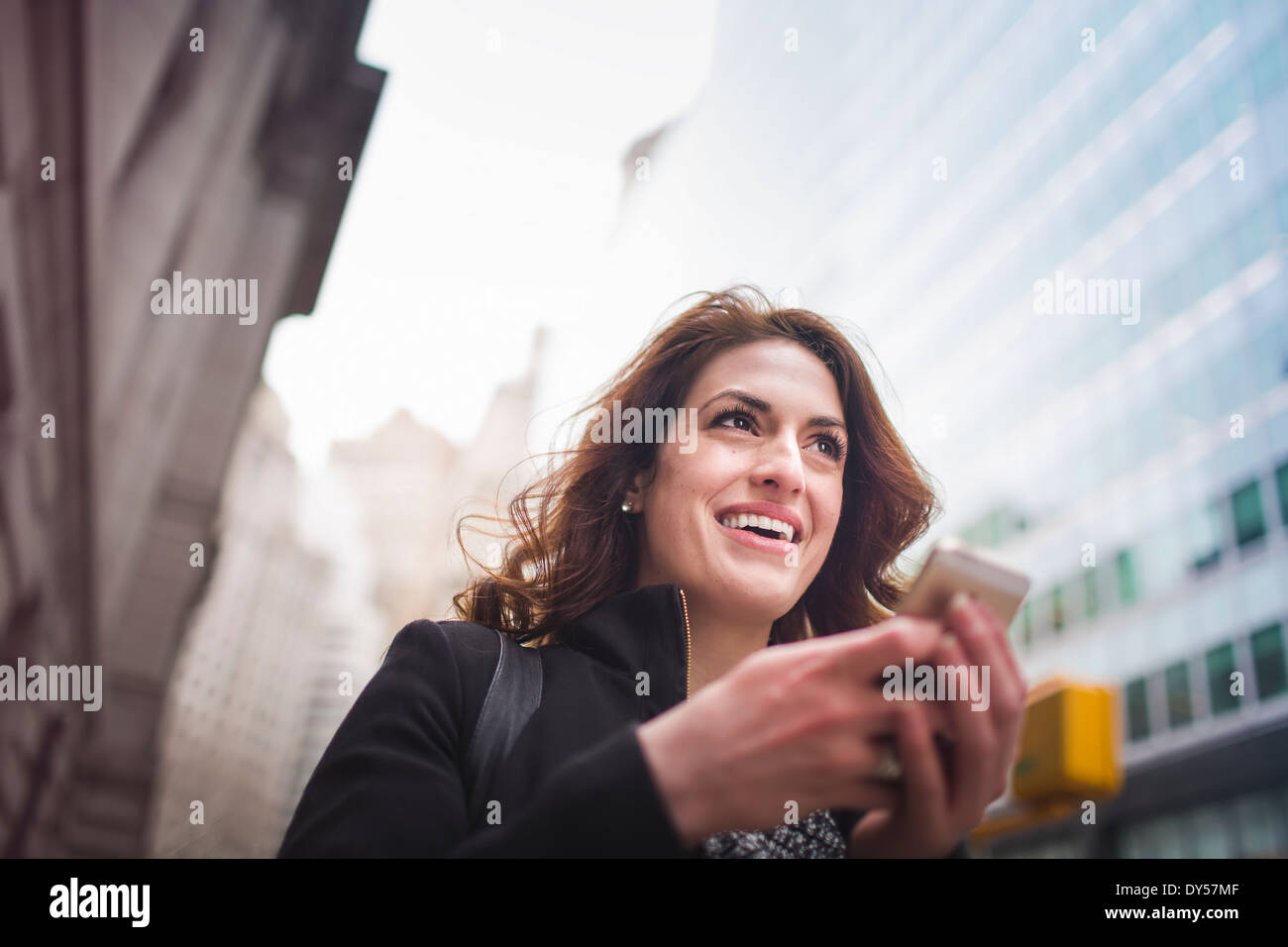 Junge Frau mit Handy, New York, USA Stockfoto