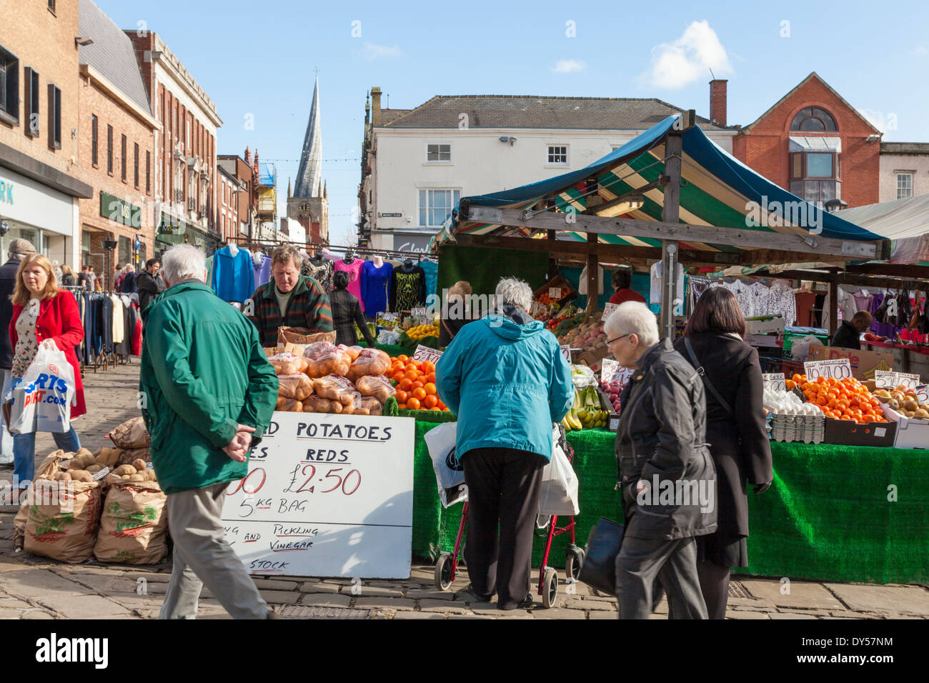 Englische Markt Städte: Markt von Chesterfield. Menschen Shopping auf dem Markt der Stadt Derbyshire, England, Großbritannien Stockfoto