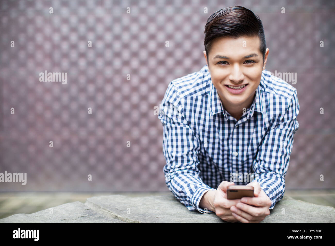 Porträt des jungen Mannes mit smartphone Stockfoto