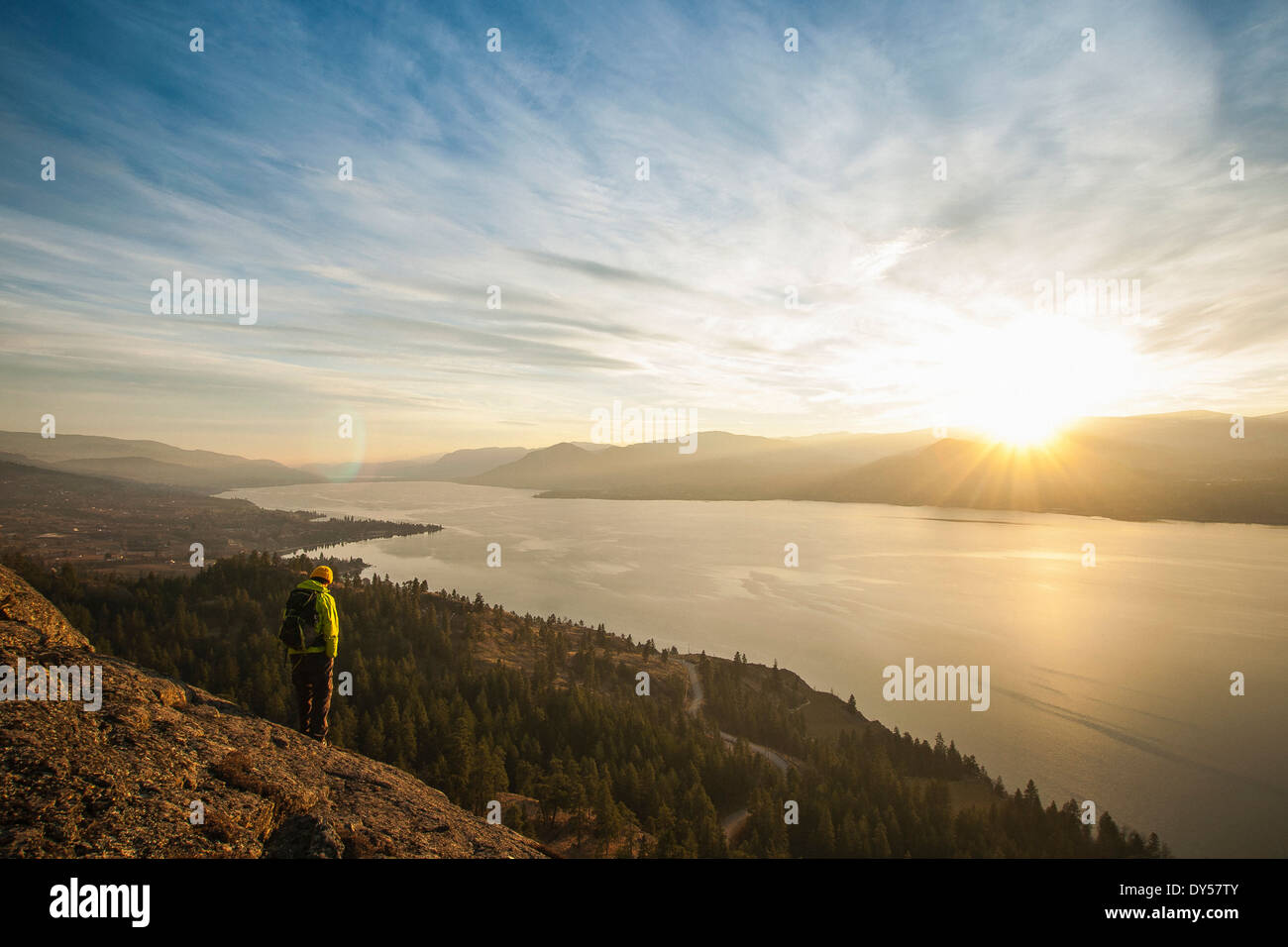 Männliche Wanderer Sonnenuntergang über Okanagan Lake, Naramata, British Columbia, Kanada Stockfoto