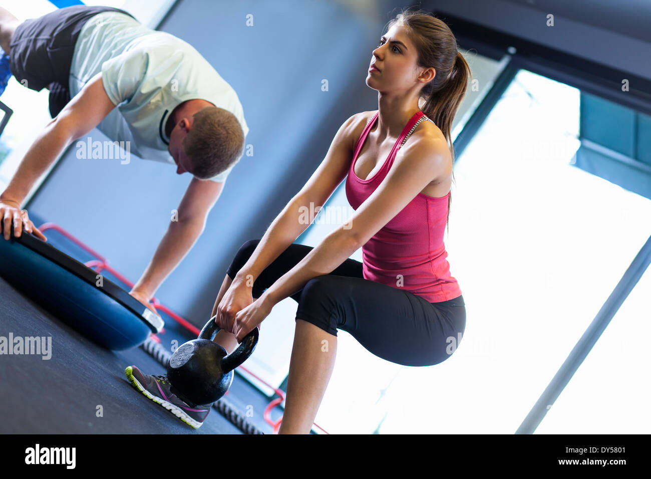 Paar, trainieren Sie im Fitness-Studio Stockfoto