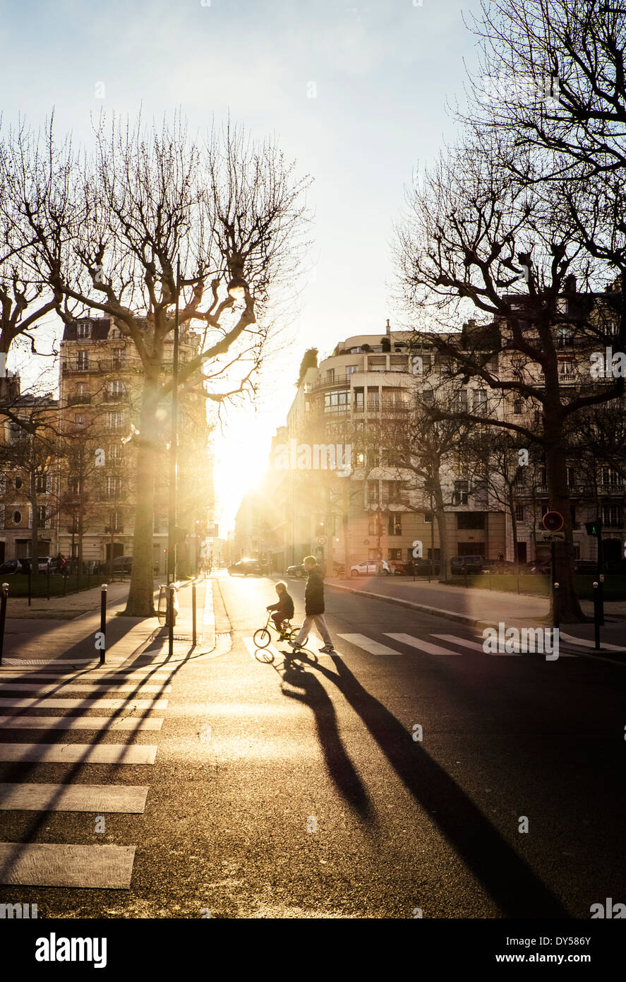 Parisian Straßenszene bei Sonnenuntergang. Stockfoto