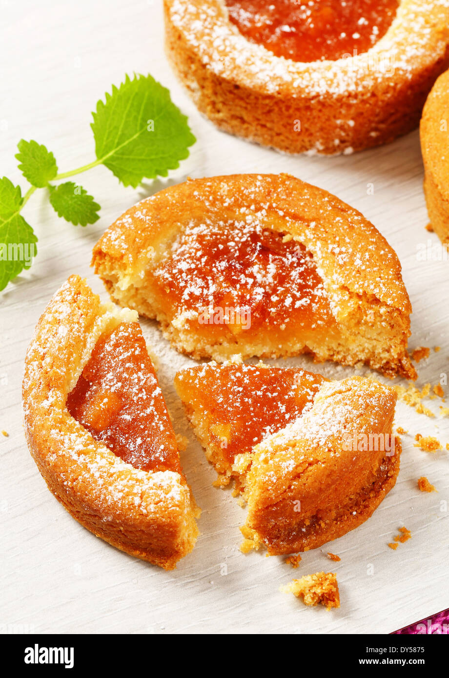 Kleine Runde Kuchen gefüllt mit Apfelmus Stockfoto