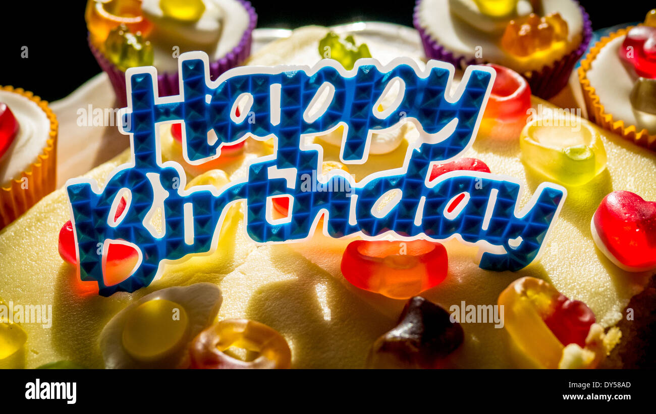 Close-up Happy Birthday Cup Cakes Stockfoto