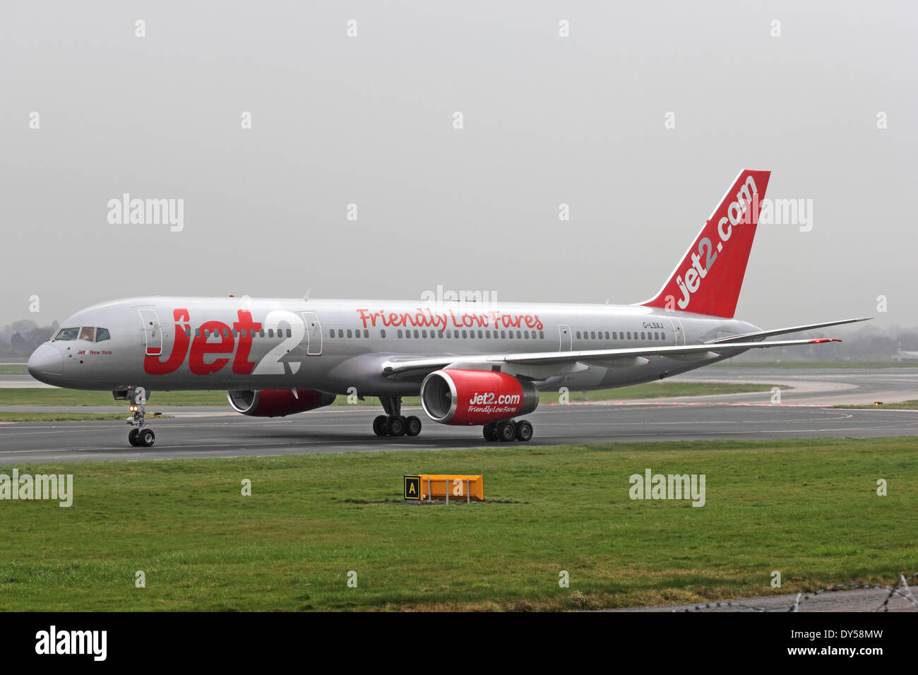 Jet 2 Boeing 757-236 Rollen Manchester Airport Stockfoto