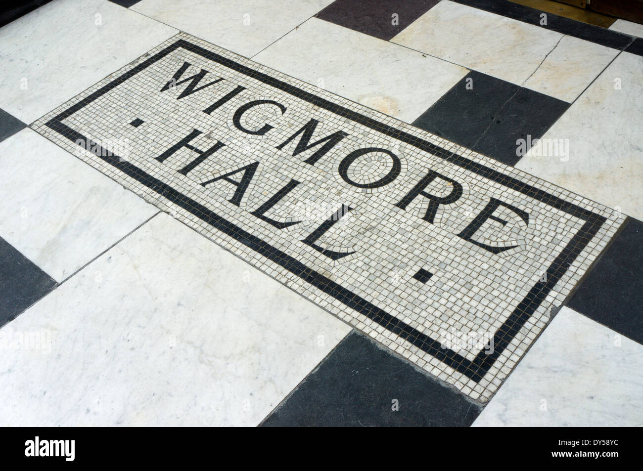 Benennen Sie in Mosaik-Fliesen im Eingangsbereich der Wigmore Hall Stockfoto
