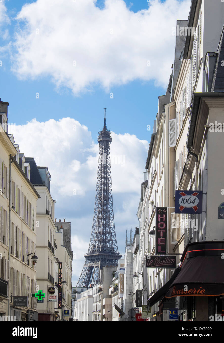 Der Eiffelturm, Paris, Frankreich, am Ende einer Paris Straße. Stockfoto