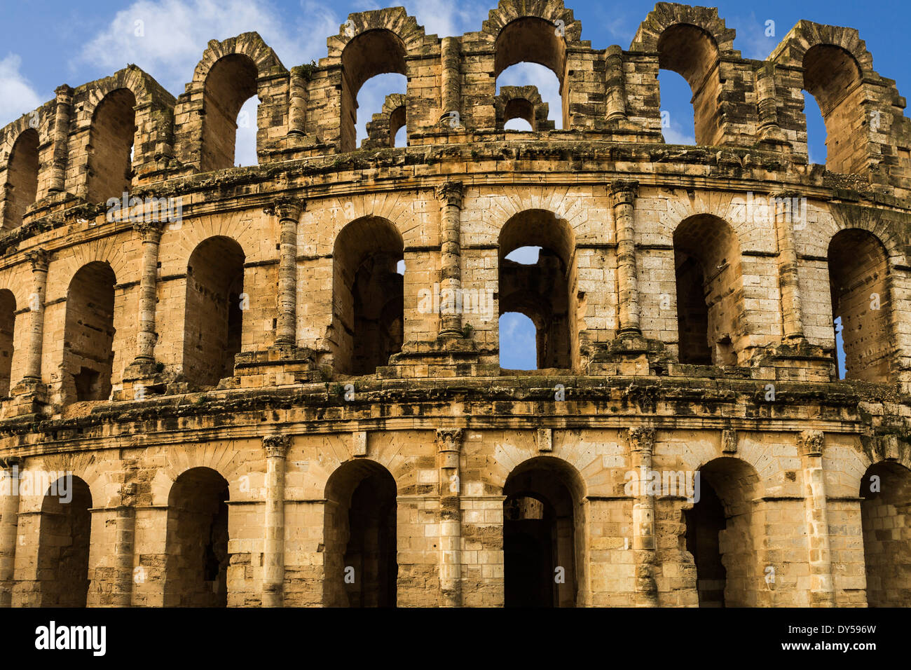 Außenwände von Roman Amphitheatre in El Jem, Tunesien in Nordafrika Stockfoto