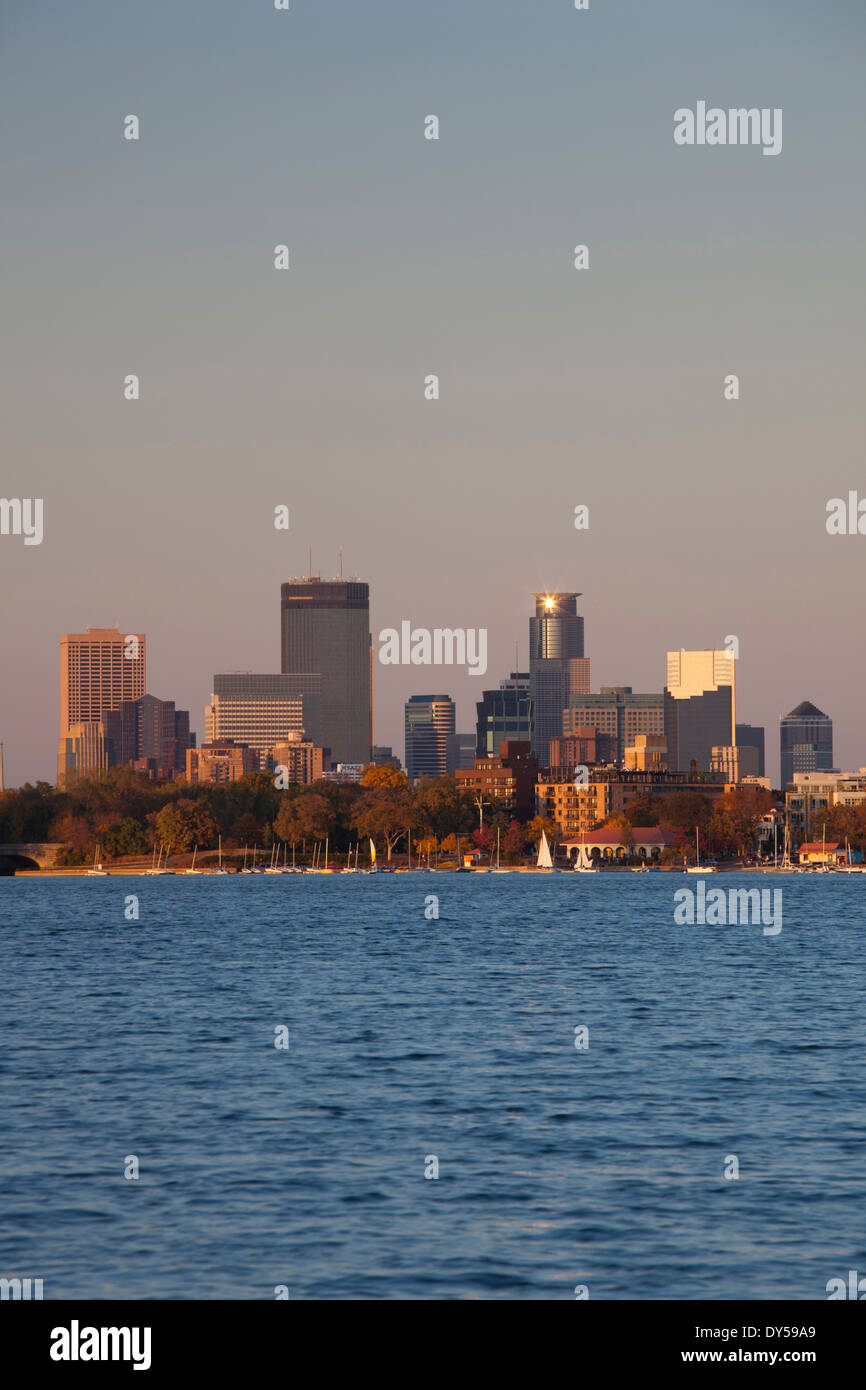 Skyline der Stadt vom Lake Calhoun, Herbst, Sonnenuntergang, Minneapolis, Minnesota, USA Stockfoto