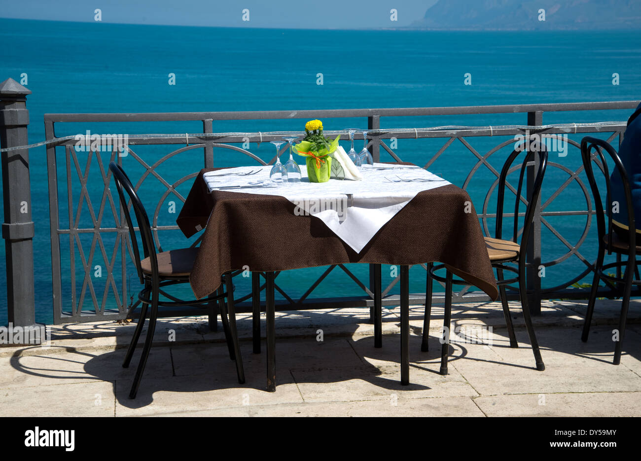 Tisch in einem Restaurant am Meer Stockfoto
