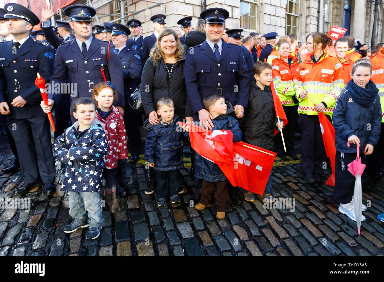 Dublin, Irland. 7. April 2014. Feuerwehrleute haben mit ihrer Familie und Kinder kommen auf den Protest. Feuerwehrleute aus Dublin Feuerwehr (DFB) protestierten außerhalb Dublin City Hall für die Beibehaltung des Rettungsdienstes. Vorschläge von Dublin City Council finden Sie einen Bericht und einen möglichen Umzug des Dienstes in der HSE (Health Service Executive) National Ambulance Service. Bildnachweis: Michael Debets/Alamy Live-Nachrichten Stockfoto