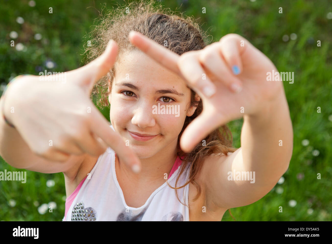 Ein Mädchen Gesicht umrahmt von ihren Händen hautnah Stockfoto