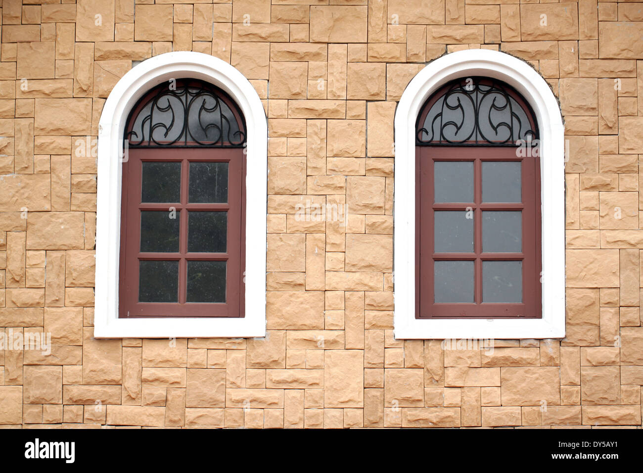 Die Fenster der Häuser mit Mauer umgeben. Stockfoto