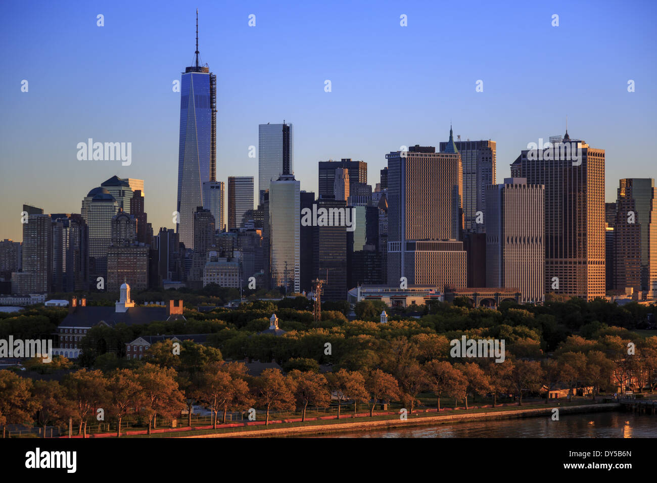 Manhattan Skyline über Governors Island New York USA suchen Stockfoto