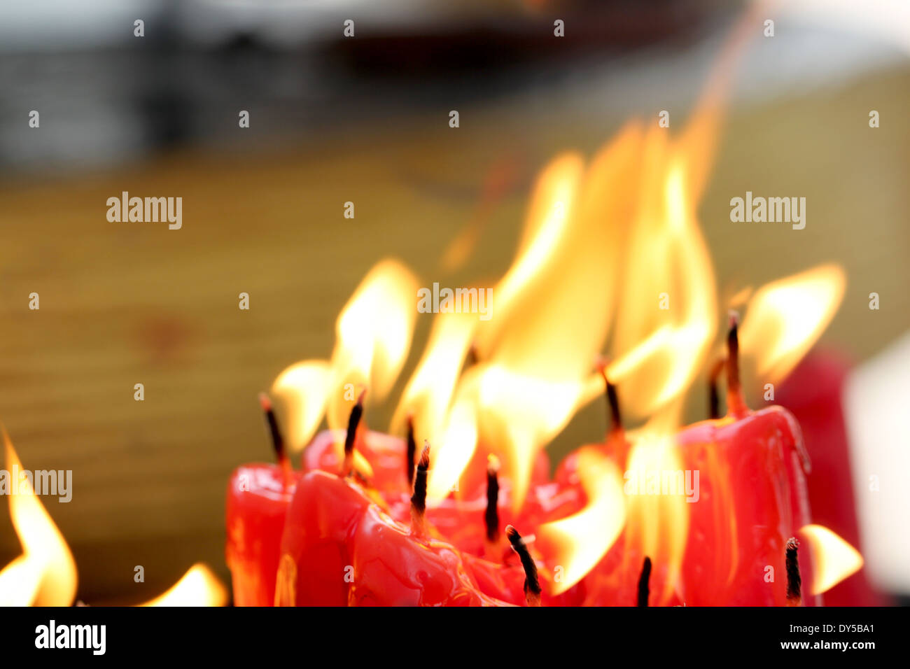 viele rote Kerze brennen. Stockfoto