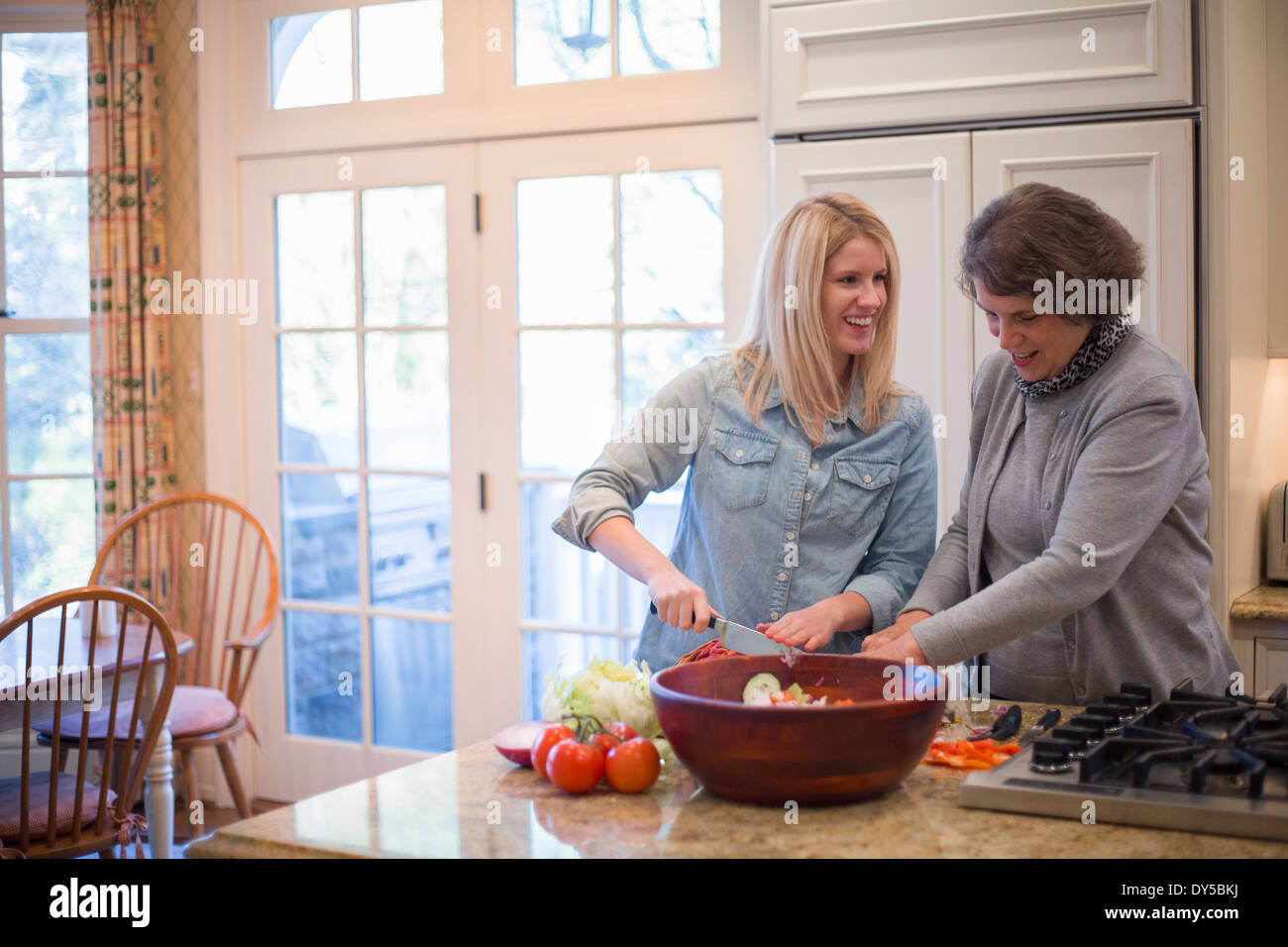 Ältere Frau und Enkelin Salat vorbereiten Stockfoto