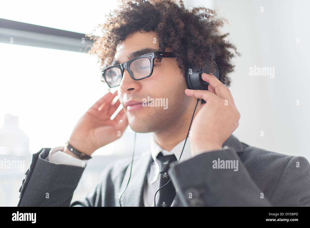 Junger Mann mit Kopfhörern Stockfoto