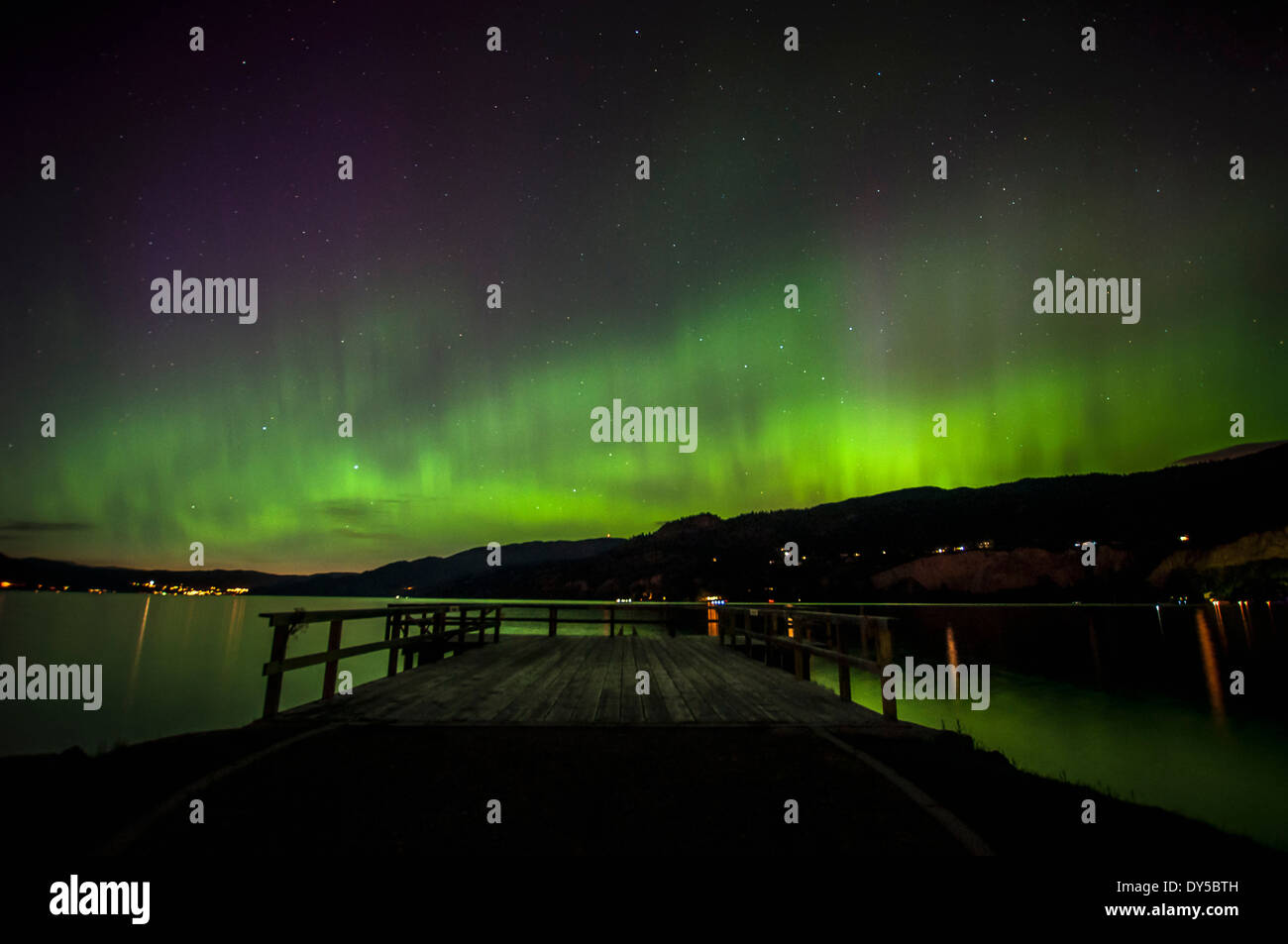 Nordlichter/Polarlichter über Okanagan Lake, Naramata, British Columbia, Kanada Stockfoto