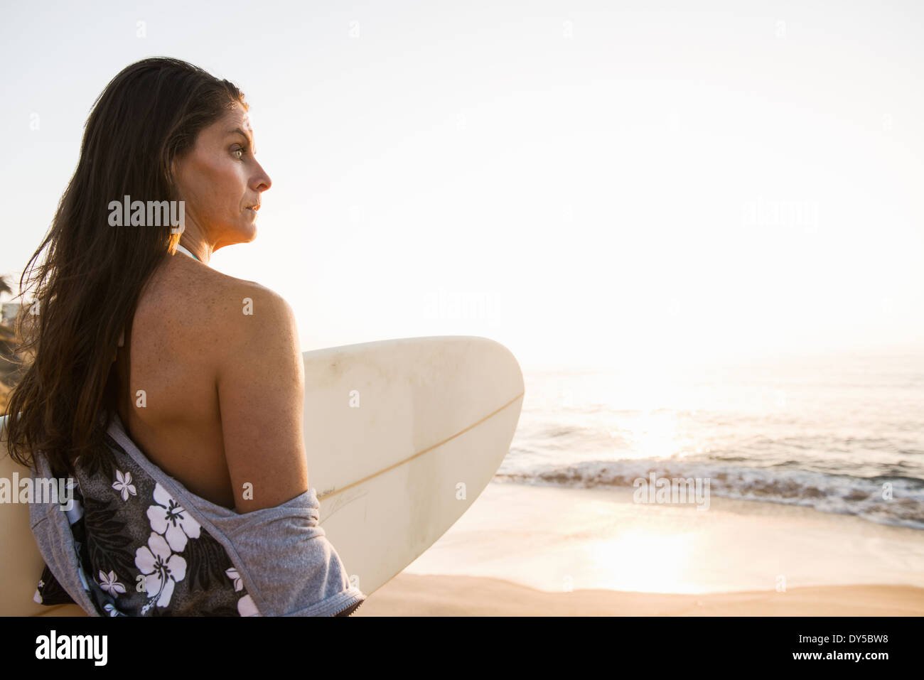 Surfer mit Surfbrett, Blick auf See Stockfoto