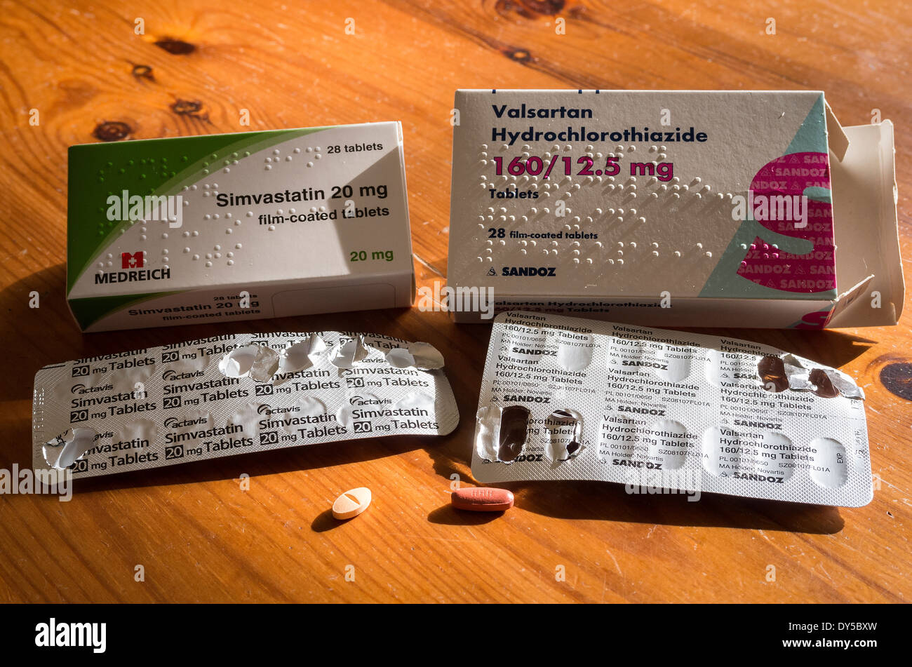 Simvastatin und Valsartan Tabletten mit Paketen, Verwendung der Braille-Schrift-Sprache für Patienten mit eingeschränktem Sehvermögen Stockfoto