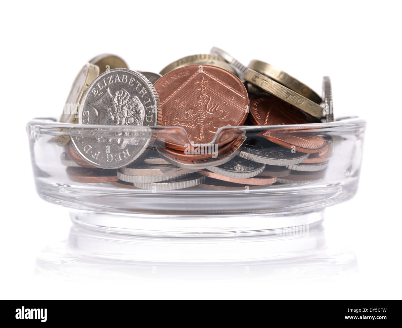 Aschenbecher mit britischen Währung Stockfoto