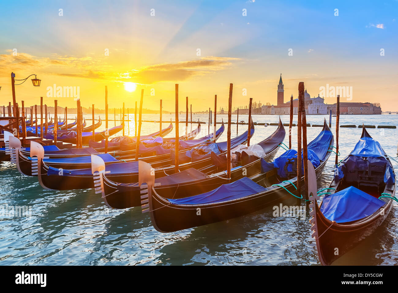 Venezianische Gondeln bei Sonnenaufgang Stockfoto