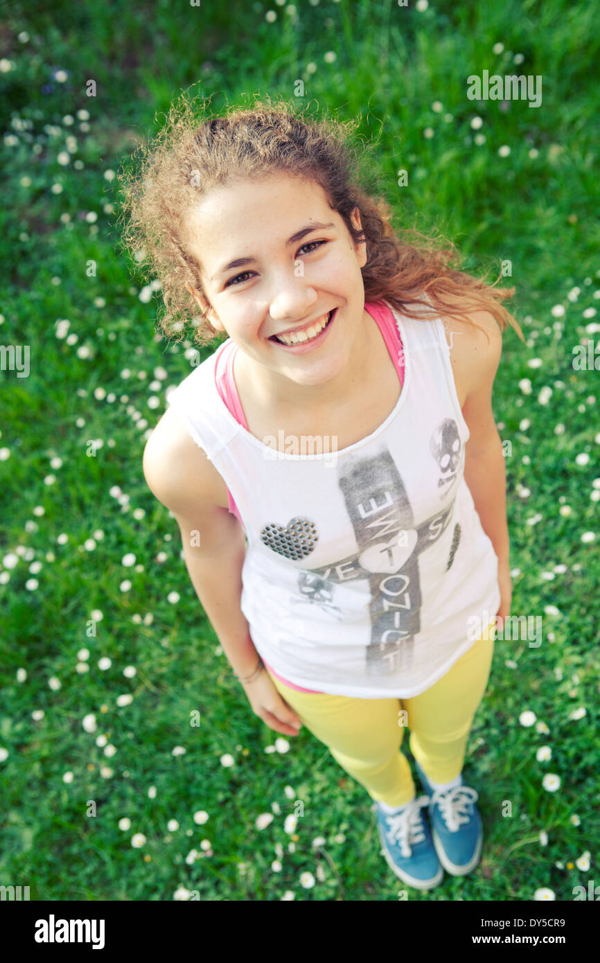 Hohen Winkel Porträt eines jungen Mädchens, die lächelnd im Garten Stockfoto