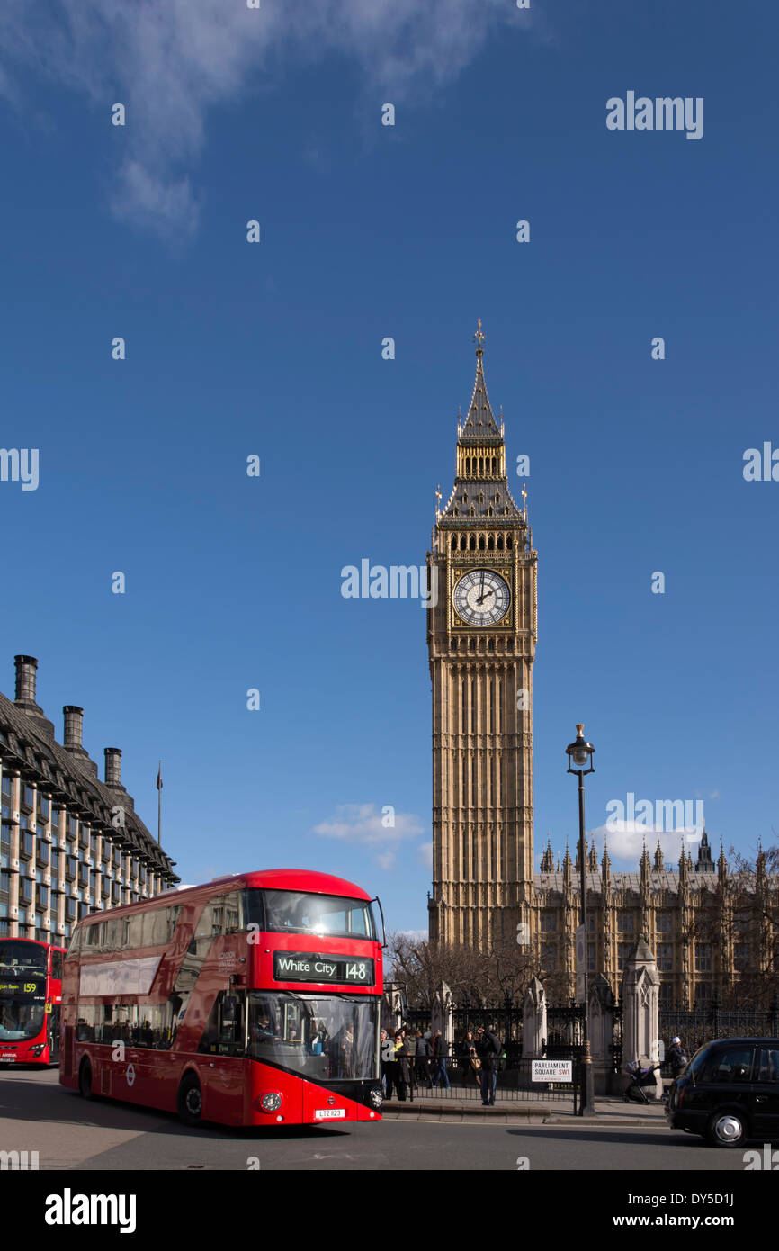 Big Ben-Elizabeth-Tower am nördlichen Ende von den Houses of Parliament in London mit einer neuen Routemaster-London-Bus. Stockfoto