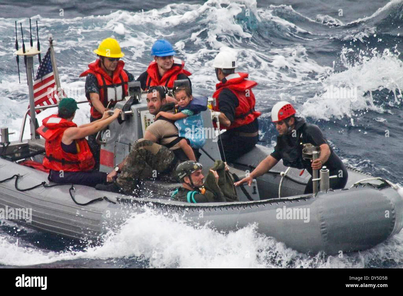 UNS Navy Matrosen von Oliver Hazard Perry-Klasse geführte Raketen Fregatte USS Vandegrift Rettung einer Familie mit einem kranken Kind aus ihrem Segelboot Rebel Heart während Rettung auf See 6. April 2014 vor der Küste von Mexiko. Stockfoto