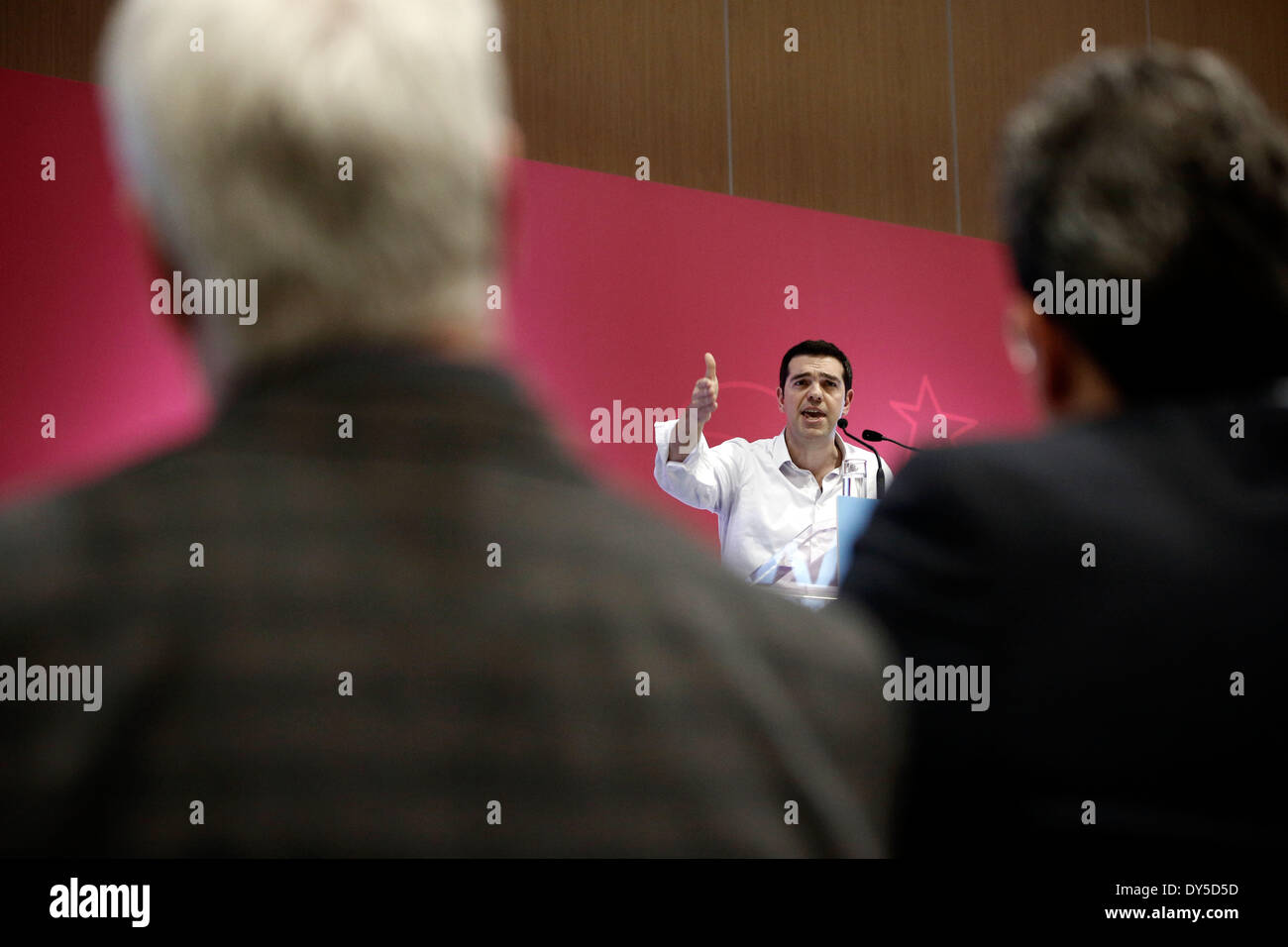 Thessaloniki, Griechenland. 7. April 2014. Der Oppositionsführer Alexis Tsipras hält Rede an SYRIZA Unterstützer und Mitglieder der Partei in Thessaloniki im Convention Center Vellidio, anderthalb Monate vor der doppelten Wahl (Kommunal- und Europawahlen) am 25 Mai. Thessaloniki, Griechenland am 7. April 2014. SYRIZA Führer Alexis Tsipras soll die Europäische Linke Kandidaten benannt werden, der Präsident der Europäischen Kommission. Bildnachweis: Konstantinos Tsakalidis/Alamy Live-Nachrichten Stockfoto