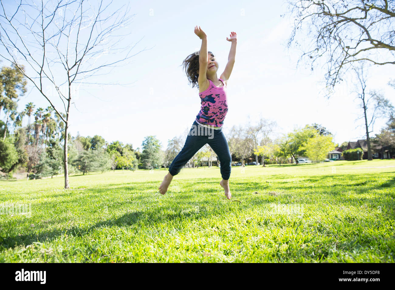 Junges Mädchen springen Luft im park Stockfoto