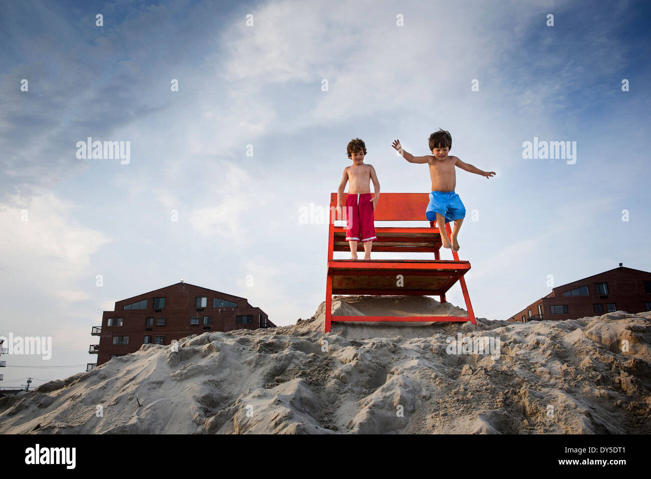 Zwei jungen roten abspringen bemerken Board, Long Beach, New York State, USA Stockfoto