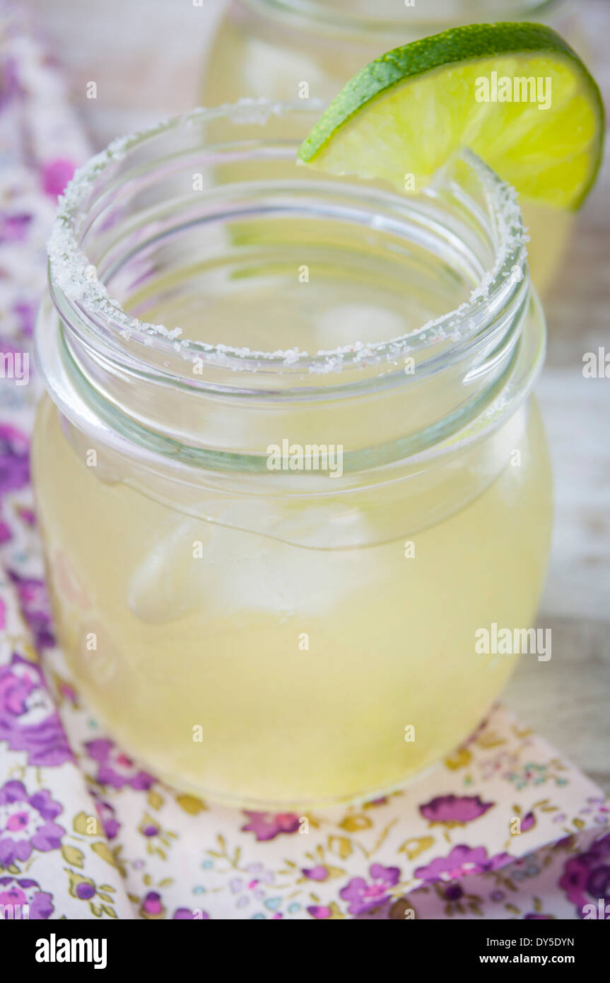Nahaufnahme eines Margarita Cocktails im Glas mit Limette garnieren Stockfoto
