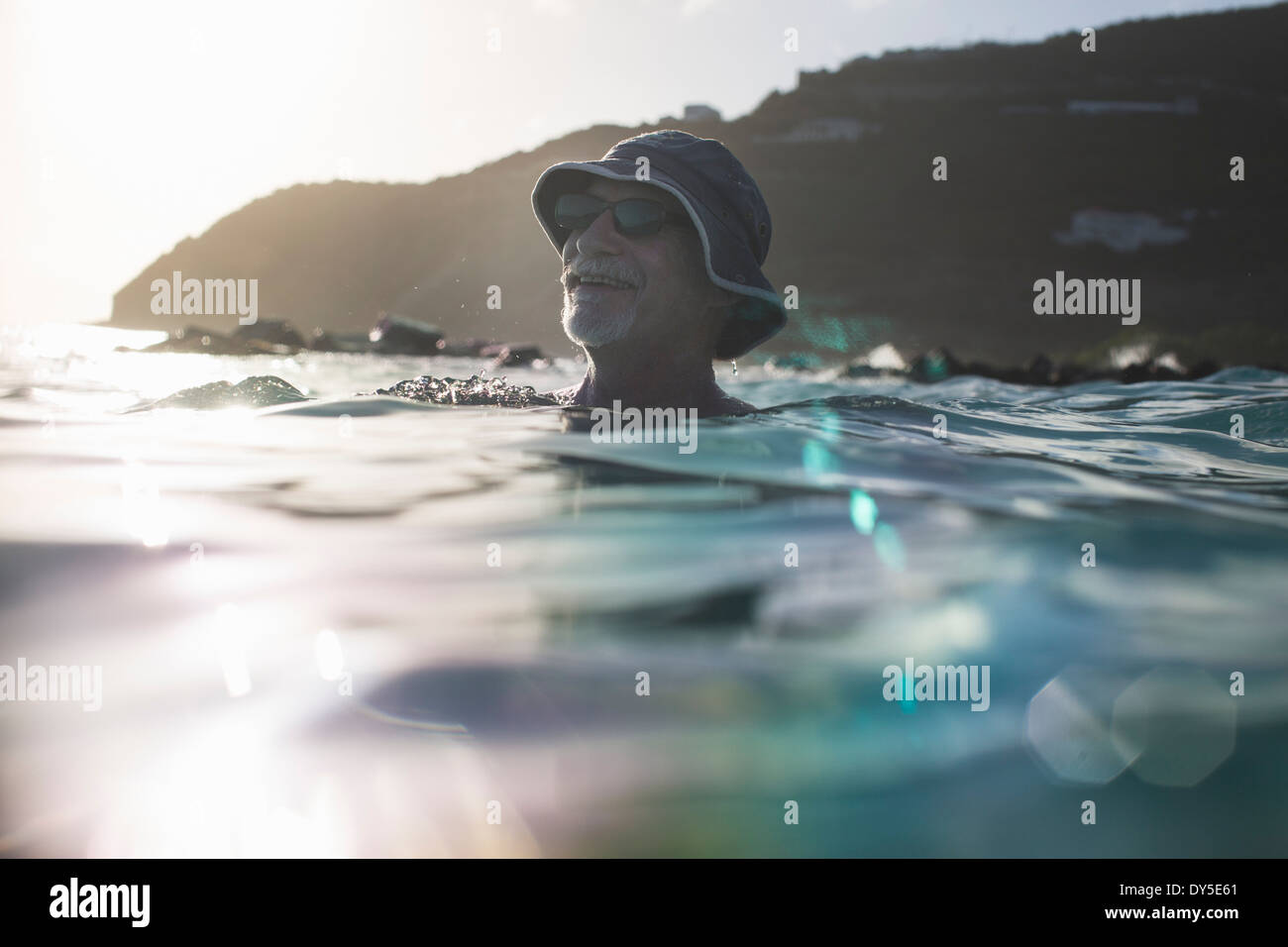 Senior woman, Schwimmen im Meer Stockfoto