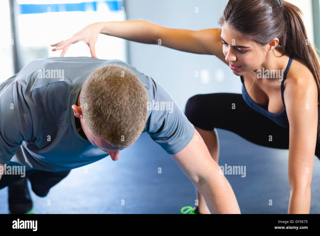 Paar gegenseitig zu helfen, im Fitness-Studio Stockfoto