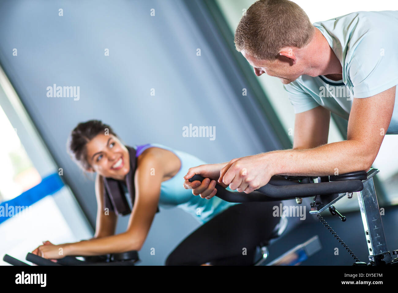 Paar am Fahrrad Maschine Stockfoto