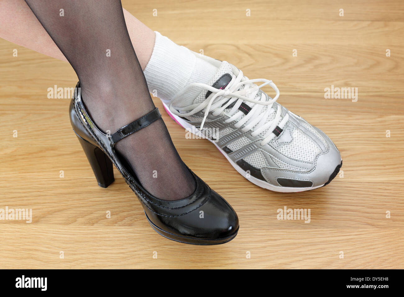 Frau trägt einen Schuh und Sport Schuh Geschäftskonzept für Work-Life-Balance, Gesundheit und Wohlbefinden Wahl Stockfoto